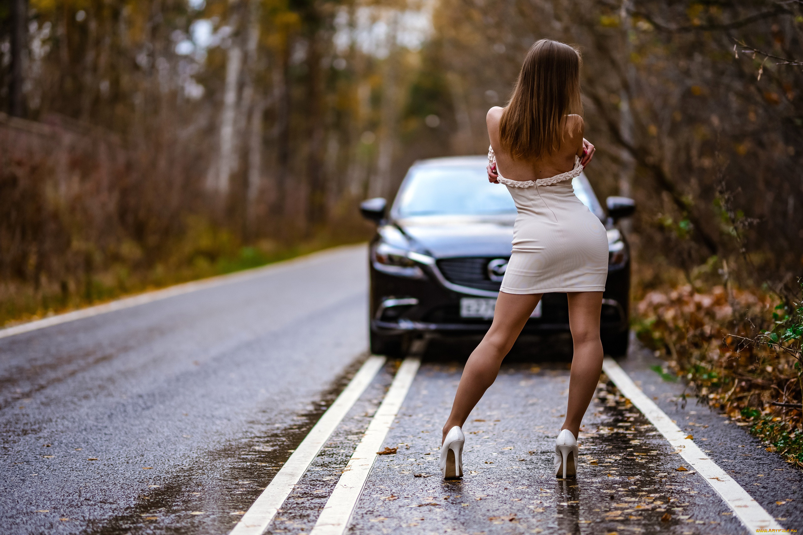 Женщины в юбках и машины